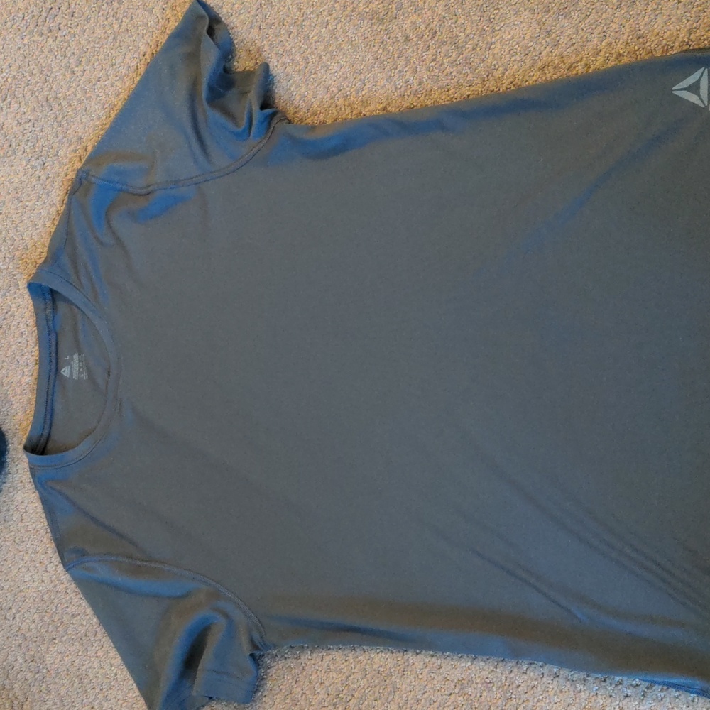 3/$15 REEBOK Men's Grey Tshirt in Large EUC